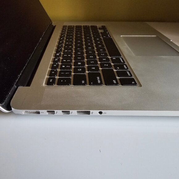 Macbook Pro 2015 15.4-in - 2.8 GHz Quad Core Intel i7 - 16 GB RAM - 1TB Storage - Picture 6 of 13